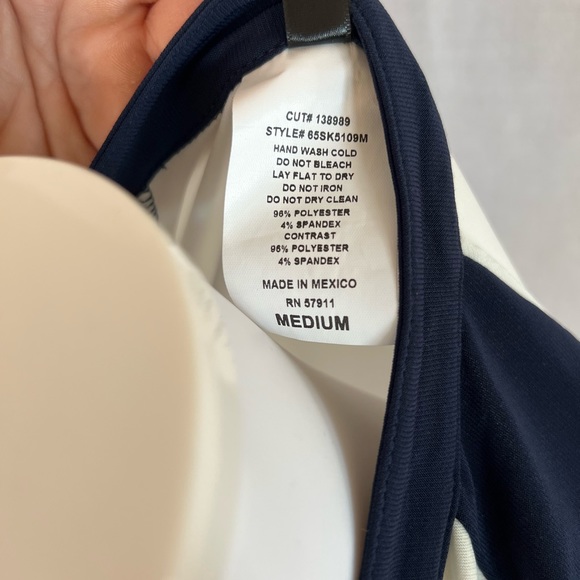 Sleeveless v-neck blouse - Picture 4 of 4